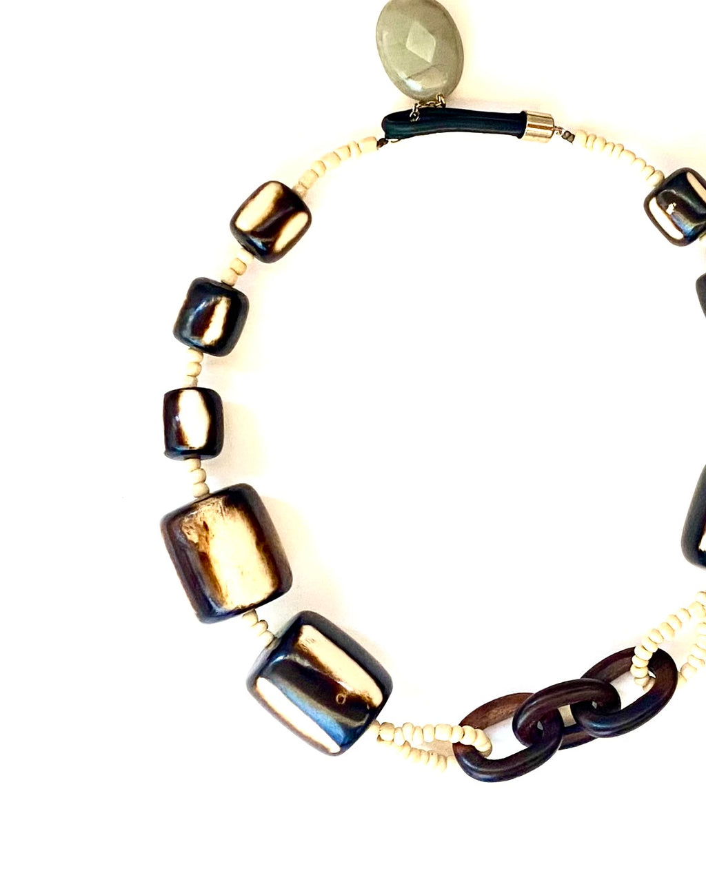 Collar de artista "Matter in Balance"