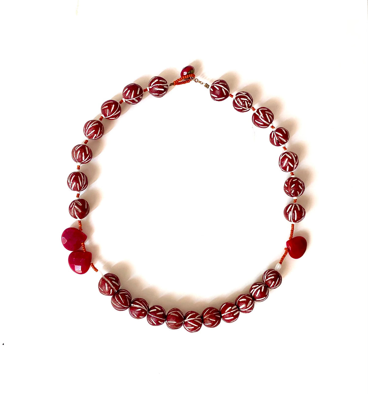 COLLAR ECOS DE CARMESÍ