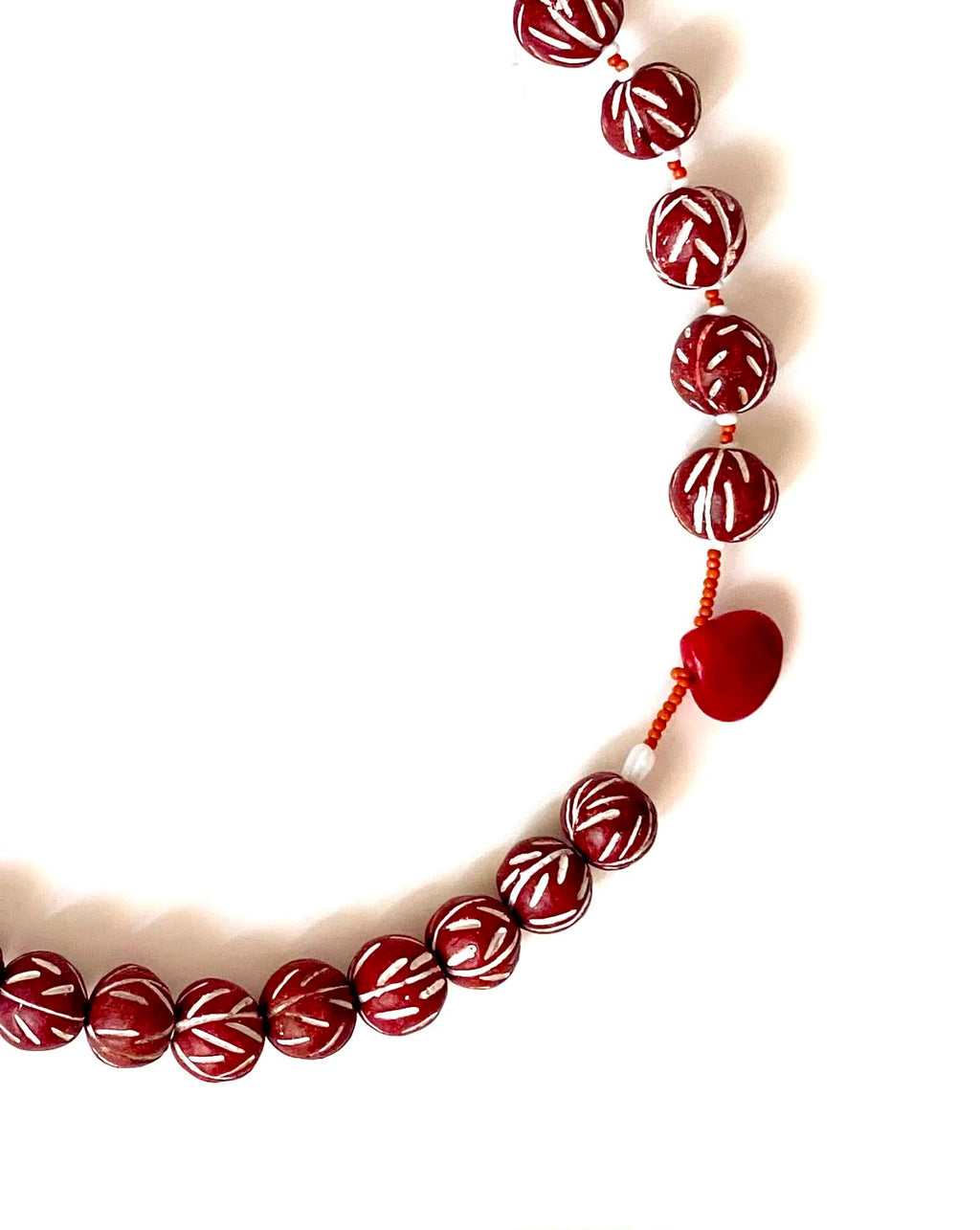COLLAR ECOS DE CARMESÍ